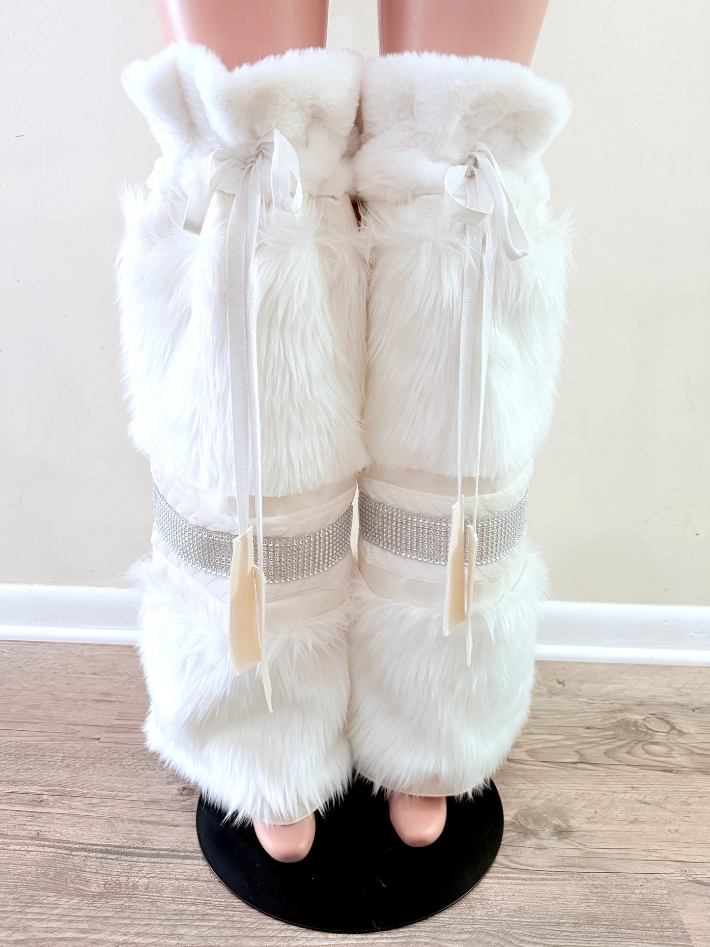 IVORY Faux Fur Leg Warmers – All-Season Luxe Statement